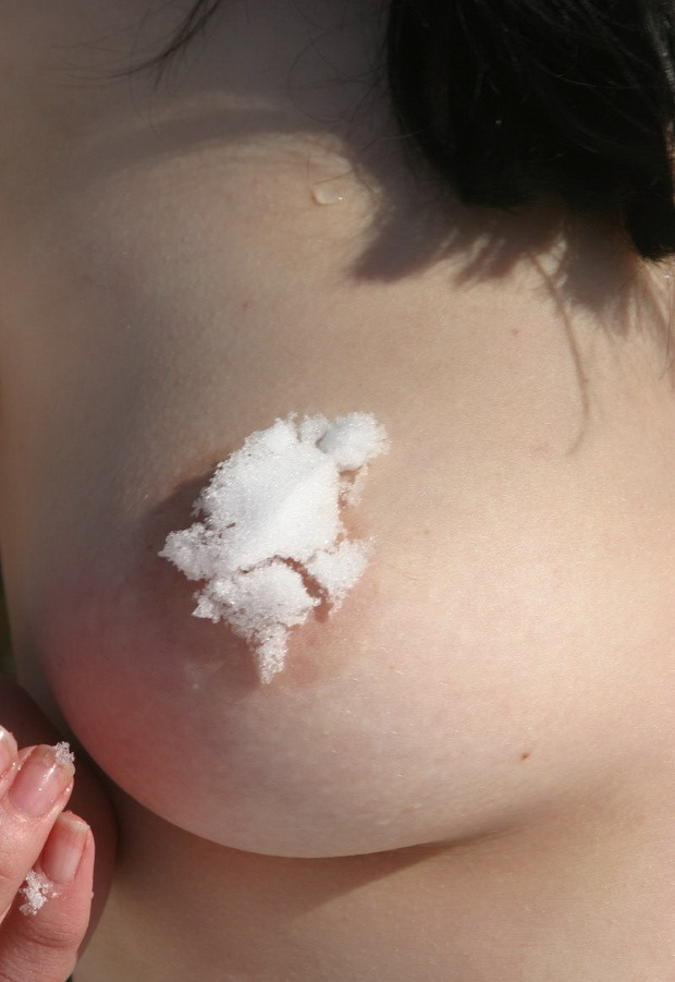 amateur snow covered nipple